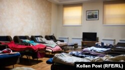 Vatrogascima u centralnom vatrogasnom domu u Harkivu mogu da spavaju noću u smenama po dva sata u uskim foteljama na rasklapanje.