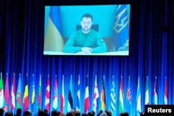 Volodimir Zelenski vorbește prin legătură video la Adunarea Parlamentară NATO de la Copenhaga, pe 9 octombrie. El a făcut o paralelă între atacul Hamas asupra Israelului și invazia Ucrainei, numind Hamas o „organizație teroristă” și Rusia un „stat terorist.