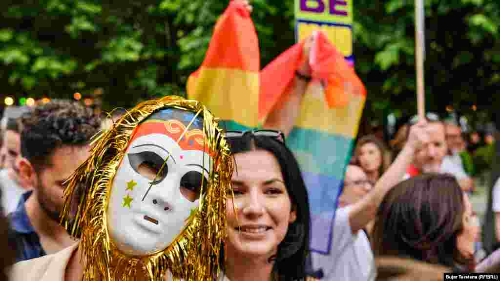 Ali, takođe treba podsetiti da je, uprkos održavanju ovih parada, Kosovo rangirano kao zemlja sa najmanje dobrodošlice za LGBTI+ osobe među balkanskim zemljama i lošija od zemalja Evropske unije, prema izveštaju Spartacus Gay Travel Indexa iz marta ove godine.