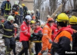 Forțele de salvare au căutat sub dărâmături sâmbătă și duminică, bilanțul indicând 12 persoane decedate în urma atacului cu dronă asupra blocului din Odesa.