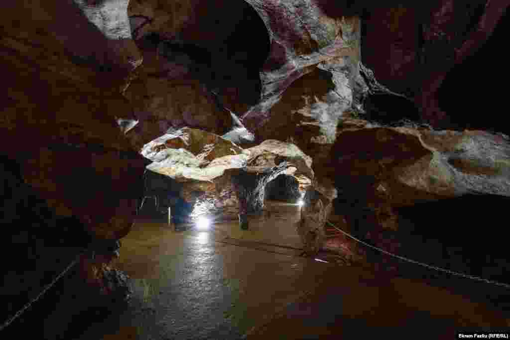 Kanalet, galeritë dhe boshllëqet e kësaj shpelle janë krijuar në mermer paleozoiku, çka e bëjnë këtë shpellë të rrallë dhe të veçantë dhe me përmasa botërore.