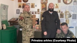 Vlado Stanić sa Bratislavom Živkovićem i Aleksandrom Velimirovićem. Vreme i mesto nastanka fotografije nisu poznati redakciji. Fotografiju je Stanić ustupio RSE na korišćenje.