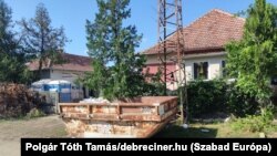 A település életét a Debreceni utca egyik Kádár-kockájába még júniusban beköltöző – a beszámolók szerint kínai – vendégmunkások kavarták fel