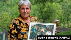Nezira sa fotografijom kćerke koja je poginula u saobraćajnoj nesreći prije rata u BIH i dvojicom sinova, ubijenih u srebreničkom genocidu.