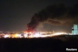 Füstöl a Crocus City Hall koncerthelyszín Moszkva külvárosában 2024. március 22-én