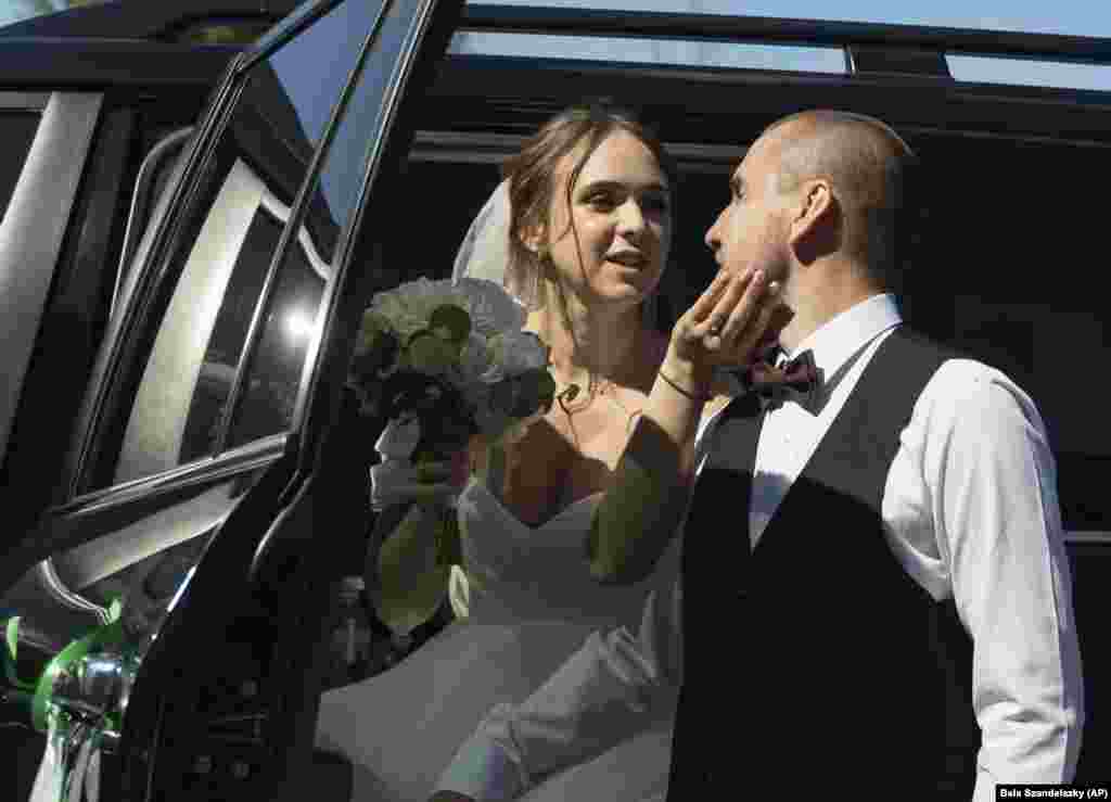 Nusja Ryabets e prek në fytyrë dhëndrin Soroka gjatë ditës së dasmës së tyre në Kiev, Ukrainë, 9 shtator 2023.