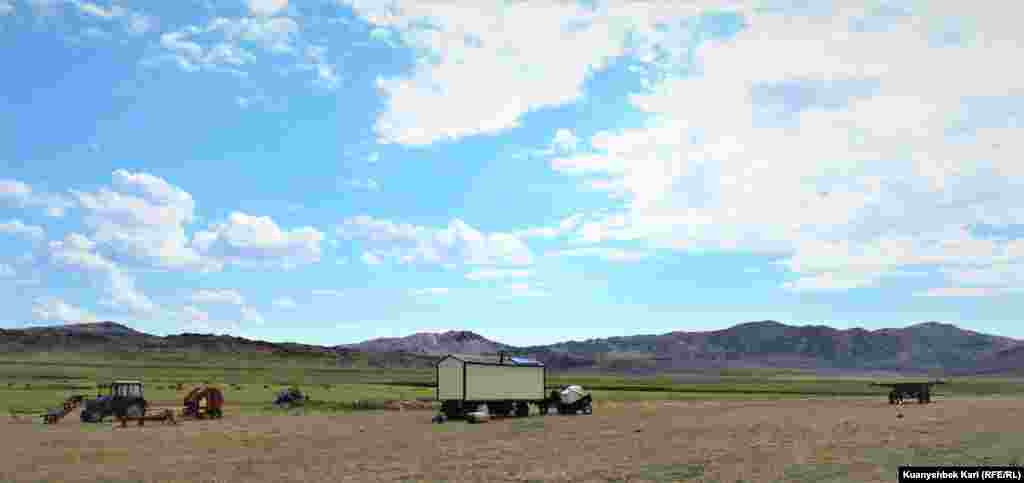 Poljoprivrednici u svom naselju pripremaju stoku. Ponekad slučajno uđu u zabranjenu zonu, a stražari brzo stignu da ih upozore.