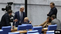 Лидерите на "Възраждане" и БСП Костадин Костадинов и Корнелия Нинова в пленарната зала, 15 декември