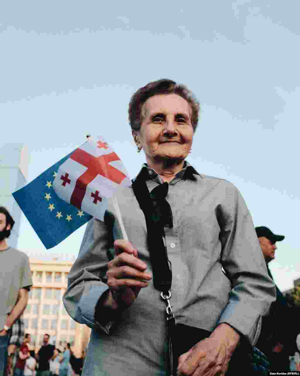 O femeie venită la protest ține în mână un steag georgian și unul al Uniunii Europene. Lectura finală a proiectului de lege este programată pentru 17 mai. Președinta georgiană Salome Zurabișvili a declarat presei că-și va exercita dreptul de veto dacă proiectul va fi aprobat în lectură finală. Ea a recunoscut însă că partidul de guvernământ Visul Georgian are suficienți legislatori pentru a trece peste decizia ei. Ea a declarat că principala ei îngrijorare este faptul că proiectul de lege este &bdquo;exact o copie a legii [președintelui rus Vladimir] Putin&rdquo;.
