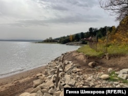 Имотът се намира на брега на язовира