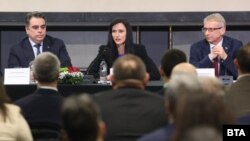 Номинираната за премиер от ГЕРБ Мария Габриел заедно с финансовия министър в оставка Асен Василев (вляво) и министър-председателя в оставка Николай Денков от ПП-ДБ.