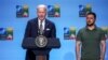 Președintele USA, Joe Biden, vorbește la un eveniment în timp ce președintele Ucrainei, Volodimir Zelenski ascultă. Liderii G7 anunță o declarație comună pentru sprijinul Ucrainei. Vilnius, Lituania. 