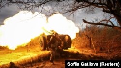 Ukrajinski vojnik iz 3. odvojene jurišne brigade puca iz haubice D30 na liniju fronta u blizini grada Bakhmuta 23. aprila.