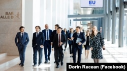 Reprezentanții R.Moldova înainte de prima conferință interguvernamentală cu UE, care a marcat simbolic începutul negocierilor pentru aderarea la blocul cu 27 de membri, 25 iunie, Luxemburg.