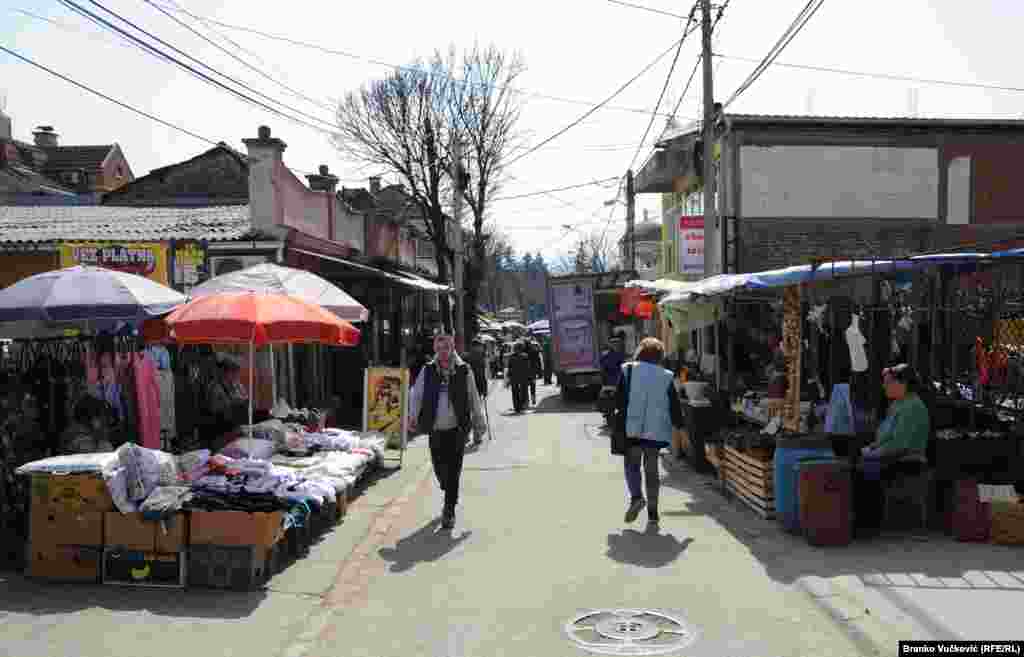 Ali nisu na gubitku samo grad Kragujevac i Javno komunalno preduzeće &quot;Šumadija&quot;. Već godinama gubitke nižu i mnogobrojni poljoprivredni proizvođači iz sela oko Kragujevca, koji su svoje proizvode plasirali na centralnoj gradskoj pijaci. &quot;Proterani&quot; sa svojih pijačnih tezgi i štandova, mnogi prodavci nastavili su prodaju na trotoarima okolnih ulica, na improvizovanim tezgama ili prosto stavljanjem proizvoda na asfalt.