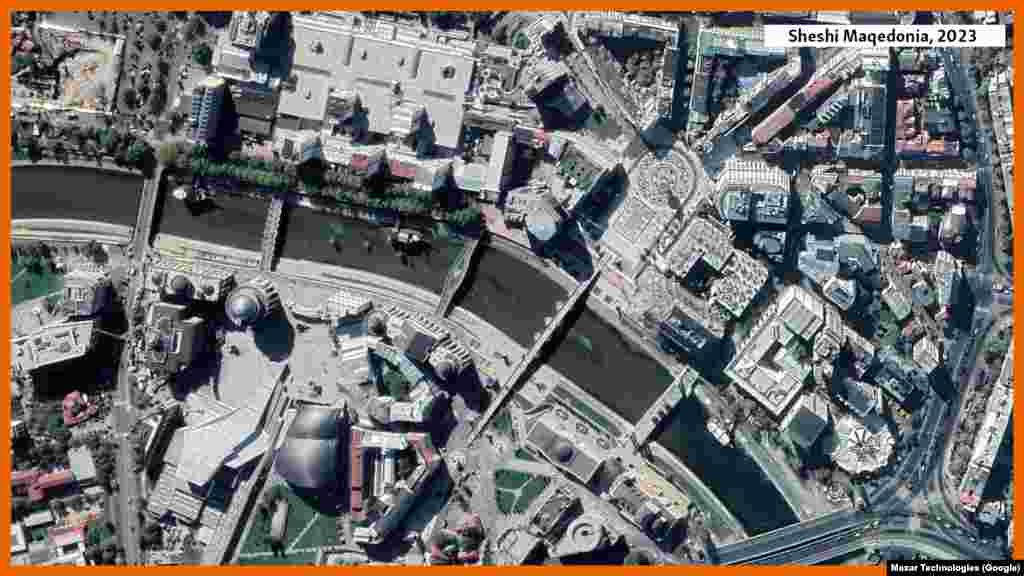 Në sheshin &ldquo;Maqedonia&rdquo;, saktësisht 20 vjet më parë, blloqet e vjetra janë rrënuar dhe pamja ka ndryshuar rrënjësisht &ndash; prandaj sot ju pret një dukje krejtësisht e re e sheshit, që u krijua sipas projektit &ldquo;Shkupi 2014&rdquo;. Ajo që është paralajmëruar në një video-prezantim të projektit shumë të kundërshtuar të qeverisë së Nikolla Gruevskit tashmë është zbatuar. Janë ngritur monumente të shumta të figurave të shquara nga historia e vendit, por më i madhi nga ta, &ldquo;Luftëtari mbi kalë&rdquo;, i lartë 22 metra, qëndron sipër të gjithëve. I bërë nga bronzi dhe nga mermeri, me shatërvanë e me skulptura, ai u gjend në qendër të reagimeve ndaj projektit, për shkak të kostos dhe për shkak të paralajmërimit të tij si monument për Aleksandrin e Madh.