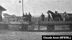 Din cauza drumurilor proaste din România, mașinile destinate expediției către Persia au fost aduse din București la Galați cu trenul.