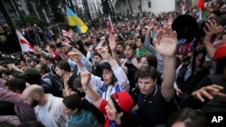 Хиляди грузинци протестираха и докато парламентът на страната приемаше спорния закон, подкрепени от президентката, която наложи вето.