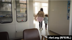 Háziorvosi rendelőből távozó gyermek páciens