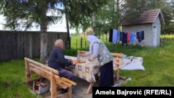 Redžep Bibić živi na Pešteru sa suprugom Rahimom. Deca su otišla "svojim putem".