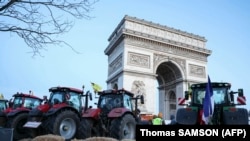 Parkirani traktori i seno kod Trijumfalne kapije, Pariz, 1. mart 2024.