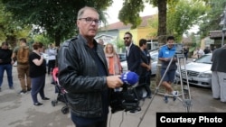 Milan Nikić, dopisnik Televizije N1 iz Kragujevca, za RSE je rekao da se i ranije suočavao sa pretnjama i napadima dok je radio svoj posao.