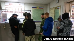 Мажи чекаат за мобилизација во воениот комесаријат во Волгоград, Русија