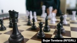 Një tabelë shahu në klubin Dardania.