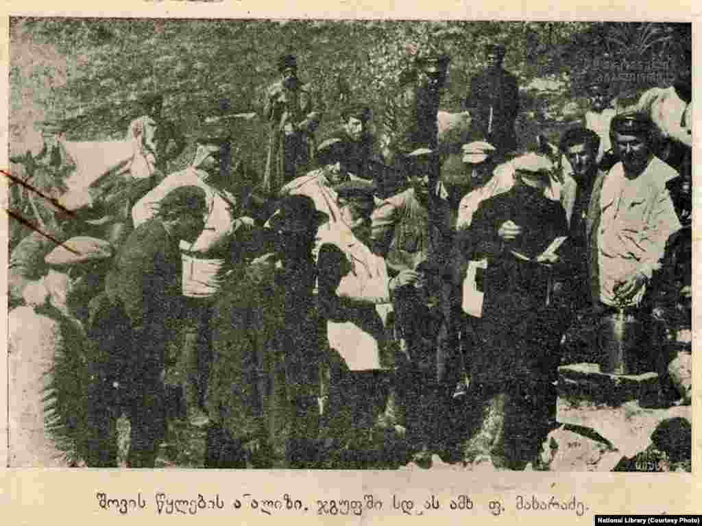 შამშე ლეჟავა მარტივი ბიოგრაფიის კაცი არ იყო. ჯერ სოციალ-დემოკრატობის გამო ჩასვეს ციხეში, მერე რაჭაში ბოლშევიკური ორგანიზაციები ჩამოაყალიბა. მერე არალეგალურად ვენაში წავიდა სასწავლად, იქიდან კი ლენინს ჩააკითხა ჟენევაში. საქართველოში დაბრუნებული ისევ დააპატიმრეს. შოვის და სხვა სამედიცინო დაწესებულებების აშენება საბჭოთა ხელისუფლების დამყარების შემდეგ მოახერხა. მიუხედავად ყველაფრისა, 1937 წელს შანშე ლეჟავას მემარჯვენე კონტრრევოლუციურ ორგანიზაციაში საქმიანობა დასდეს ბრალად და დახვრიტეს. ფოტოზე: რევოლუციური კომიტეტის თავმჯდომარე ფილიპე მახარაძე შოვის წყლის ანალიზზე.