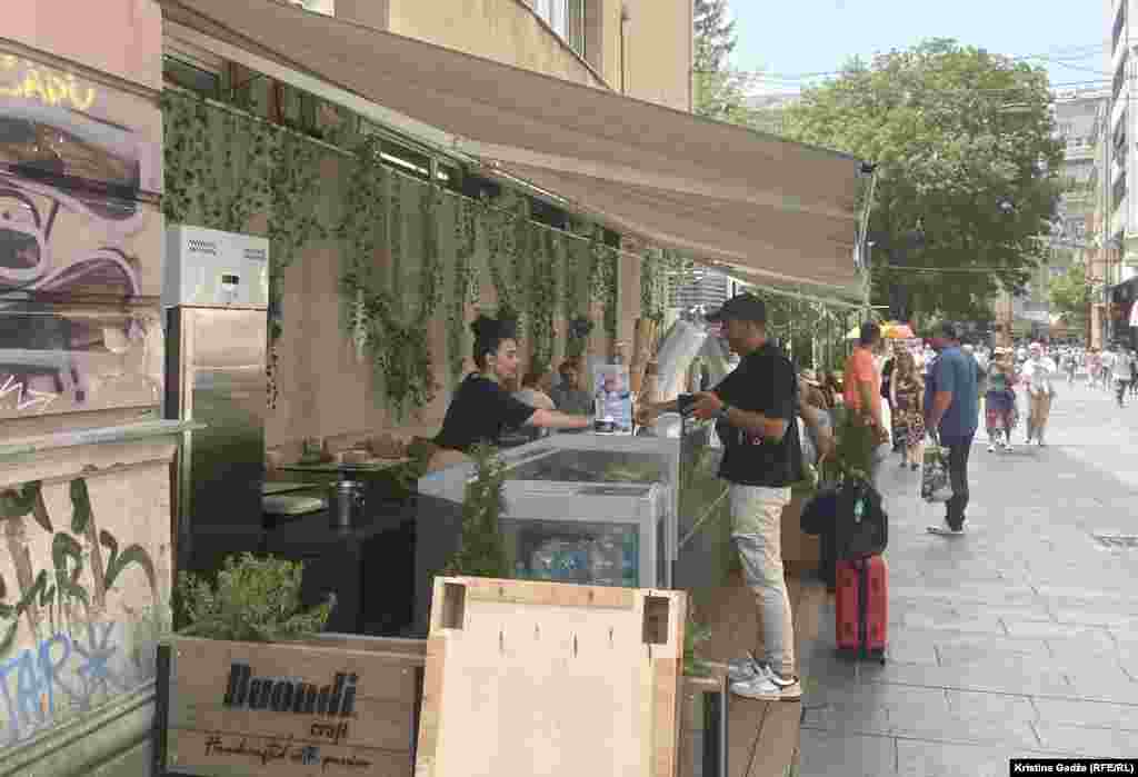 Kupovina sladoleda na sarajevskom vrelom danu.&nbsp;