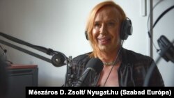 Szőke Zizi a podcaststúdióban
