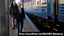 Președintele SUA, în gara din Kiev unde a ajuns luni după o călătorie de 10 ore cu trenul din Polonia la Kiev. Luni după-amiază, el a făcut cale întoarsă spre Polonia unde va participa la summitul B9. 