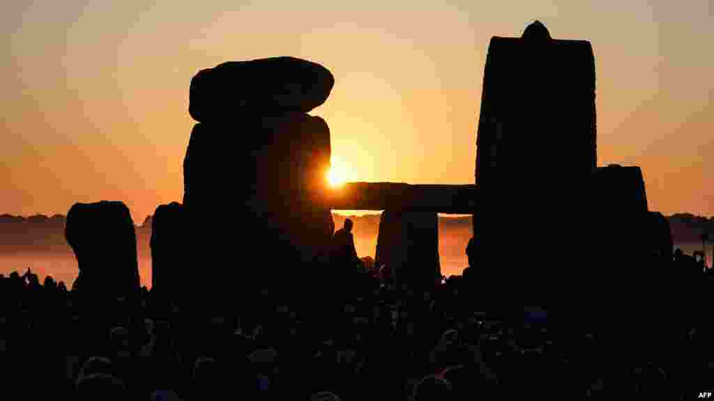 Sunce izlazi u Stonehengeu, blizu Amesburyja, u Wiltshireu, u južnoj Engleskoj, 21. juna 2024. godine, tokom festivala ljetnog solsticija, koji datira hiljadama godina unazad, slaveći najduži dan u godini .&nbsp;