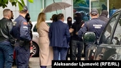 Jelena Perović sa advokatom Nikolom Martinovićem ispred zgrade ASK