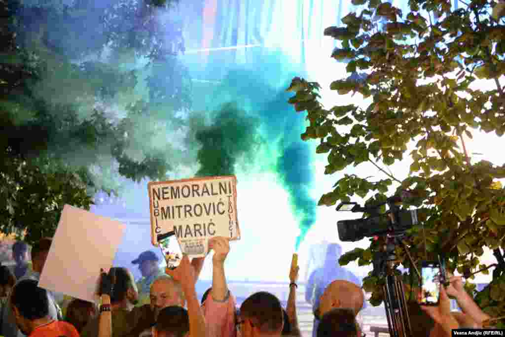 Protesti, na poziv opozicije, održavaju se svake sedmice u protekla četiri meseca, a povod su dva masovna ubistva u kojima je stradalo devetnaestoro dece i mladih ljudi.