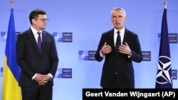 Dmitro Kuleba ukrán külügyminiszter és Jens Stoltenberg NATO-főtitkár a NATO külügyminisztereinek brüsszeli találkozóján 2023. április 4-én