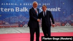 Kryeministri i Shqipërisë, Edi Rama (majtas), dhe komisionari i BE-së për Fqinjësi dhe Zgjerim, Oliver Varhelyi, në Tiranë, më 6 dhjetor 2022.