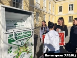 Мария прави проект за рециклиране на текстил, като поставя контейнер за текстилни отпадъци в двора на училището си в Русе.