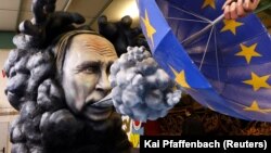 O sculptură, reprezentându-l pe președintele rus Vladimir Putin la carnavalul anual din Mainz, Germania, în februarie 2023.