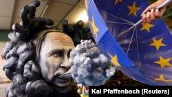 Skulptura prikazuje ruskog predsednika Vladimira Putina na karnevalu u Majncu, Nemačka, u februaru 2023.