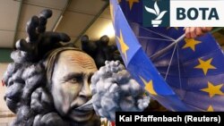 Një skulpturë që portretizon presidentin rus, Vladimir Putin, gjatë karnavalit vjetor në Mainz, Gjermani, në shkurt të vitit 2023.