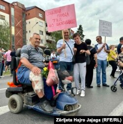 Risto Balevski gjatë protestës para Qeverisë maqedonase.