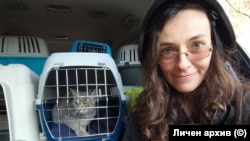 Петя Петрова пренася с автомобил животни от Украйна към Полша