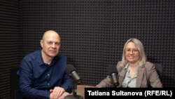 Eugen Urușciuc, autorul podcastului „În esență...”, și Iuliana Cantaragiu, consilier prezidențial, în studioul Europei Libere de la Chișinău.