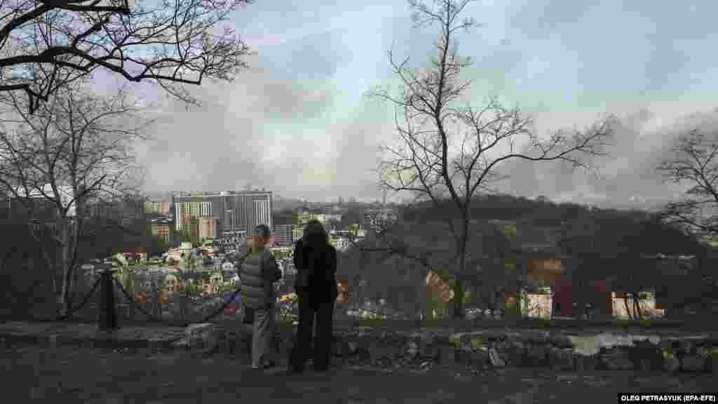 Füst száll fel Kijev fölött az orosz rakétatámadást követően, december 29-én. Az orosz csapatok az éjszaka folyamán a háború kezdete óta a legnagyobb légitámadást hajtották végre Ukrajna ellen &ndash; közölte Valerij Zaluzsnij tábornok, az ukrán hadsereg főparancsnoka