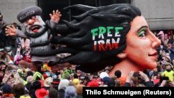 „Слободен Иран“ стои на балон за време на карневалот во Дизелдорф на 20 февруари 2023 година.