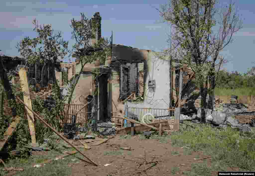 Au fost distruse aproape toate casele din satul care avea o populație de câteva sute de locuitori înainte de invazie.