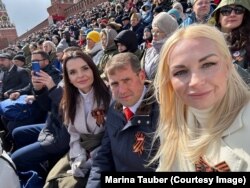 Oligarhul fugar Ilan Șor, lider al blocului Victorie, alături de bașcana Găgăuziei, Evghenia Guțul (stânga) și deputata neafiliată Marina Tauber, la Moscova, pe 9 mai 2024.