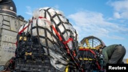 Kineski balon na palubi američke mornarice nakon što je izvađen iz Atlantskog oceana nedaleko od obale Južne Karoline, SAD, 13. veljače 2023.