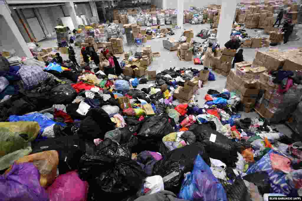 Voluntarii organizației neguvernamentale locale Pomozi.ba ajută la sortarea și împachetarea donațiilor în Sarajevo pentru a ajuta victimele cutremurului din Siria și Turcia.